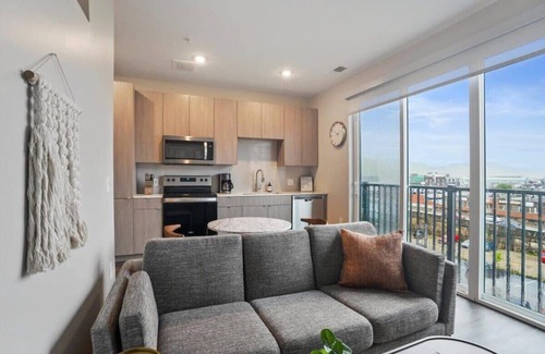 Lower Lawrenceville Apartamento | CozySuites Roomy 1BR, Lawrenceville