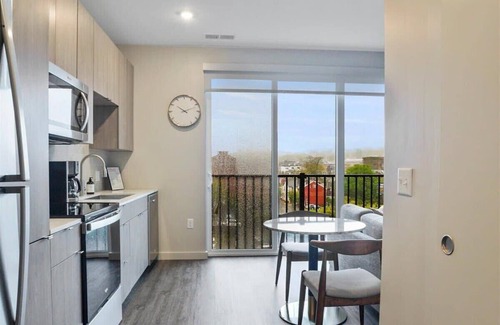 Lower Lawrenceville Apartamento | CozySuites Roomy 1BR, Lawrenceville