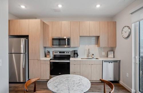 Lower Lawrenceville Apartamento | CozySuites Roomy 1BR, Lawrenceville