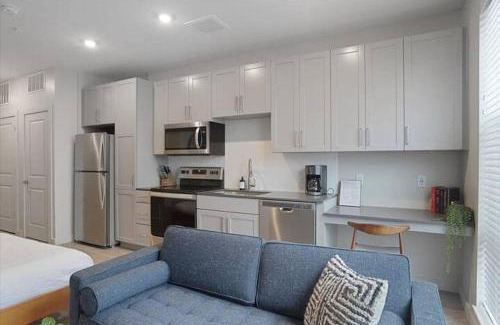 Lower Lawrenceville Apartamento | CozySuites Spacious SDO, Lawrenceville