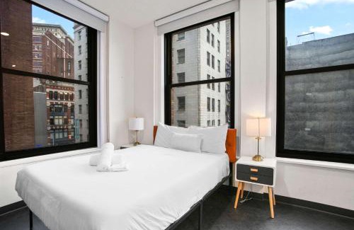 Cultural District Apartamento | CozySuites Stunning 1BR in Downtown Pitts 35