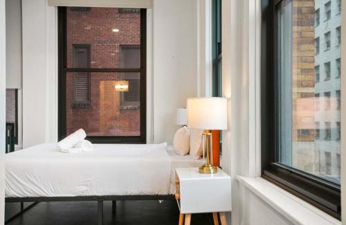 Cultural District Apartamento | CozySuites Stunning 1BR in Downtown Pitts 35