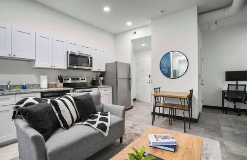 Cultural District Apartamento | CozySuites Stunning 1BR in Downtown Pitts 44