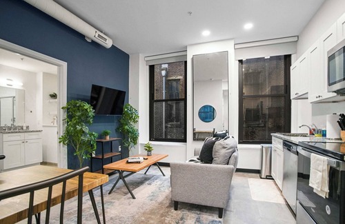 Cultural District Apartamento | CozySuites Stunning 1BR in Downtown Pitts 44