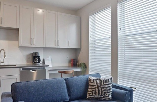 Lower Lawrenceville Apartamento | CozySuites Dream SDO, Lawrenceville