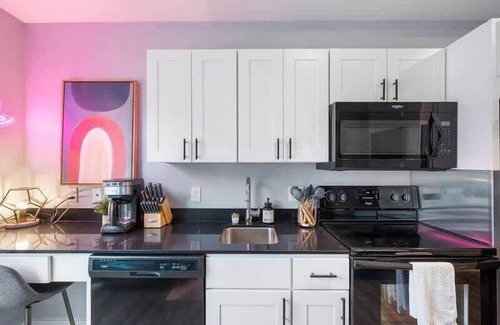 Lower Lawrenceville Apartamento | CozySuites Trendy SDO, Lawrenceville