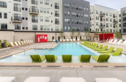 Lower Lawrenceville Apartamento | CozySuites Trendy SDO, Lawrenceville