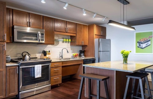 Downtown Dallas Apartamento | CozySuites | TWO Classy 2BR Condo on Elm St.
