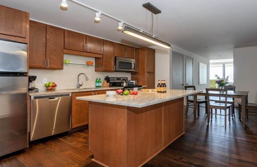 Downtown Dallas Apartamento | CozySuites | TWO Classy 2BR Condo on Elm St.