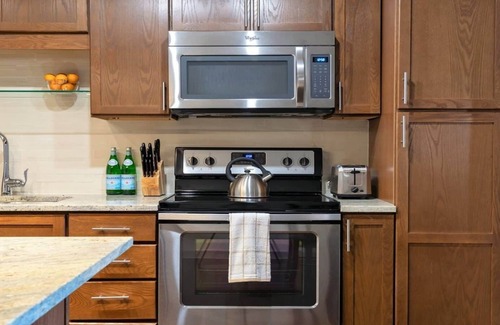 Downtown Dallas Apartamento | CozySuites | TWO Classy 2BR Condo on Elm St.
