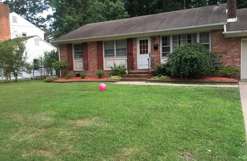 North Newport News Casa | Acogedora casa en alquiler en Denbigh