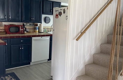 Ashtabula Cabaña | CoZzzy Family Cottage on Lake Erie with Crib & Bunks!