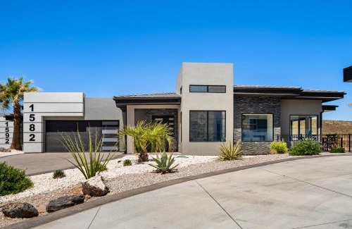 Hurricane Casa | CR 1582 - Luxurious Golf Haven - Pool & Spa - Stunning View