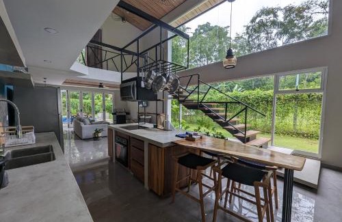 Cahuita Casa | CR Caribbean Blue House - Modern style 100 WiFi