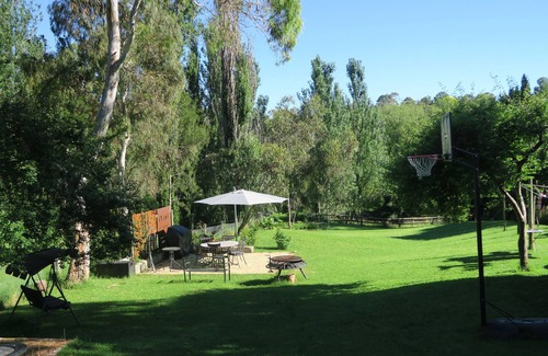 Berrima Cabaña | Encantadora casa de campo independiente en propiedad de patrimonio con vista al río desde balacony