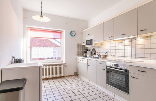Lunden Apartamento | Craftsman apartment F47: 4 bedrooms, with parking, W-LAN, kitchen, bathroom