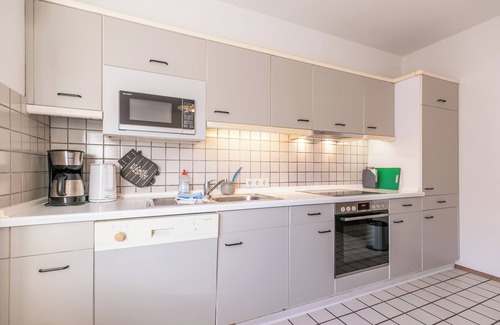 Lunden Apartamento | Craftsman apartment F47: 4 bedrooms, with parking, W-LAN, kitchen, bathroom