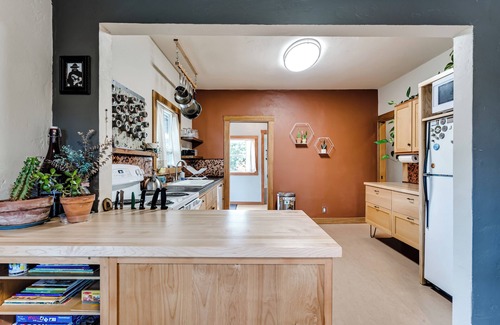 Central Oregon Casa | "Craftsman Oasis" offers a central location 5 minutes to river park bike path.