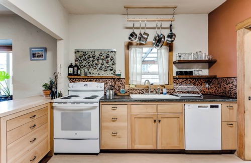 Central Oregon Casa | "Craftsman Oasis" offers a central location 5 minutes to river park bike path.