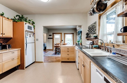 Central Oregon Casa | "Craftsman Oasis" offers a central location 5 minutes to river park bike path.