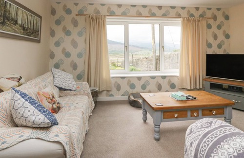 Kilmun Cabaña | CRAIGEND COACH HOUSE, pet friendly, with a garden in Dunoon