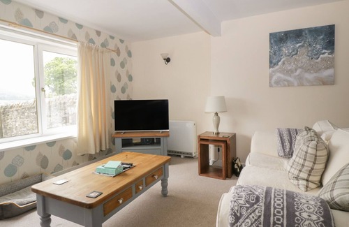 Kilmun Cabaña | CRAIGEND COACH HOUSE, pet friendly, with a garden in Dunoon