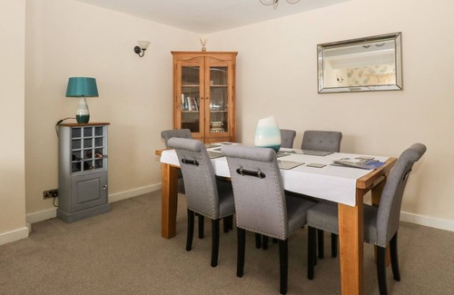 Kilmun Cabaña | CRAIGEND COACH HOUSE, pet friendly, with a garden in Dunoon