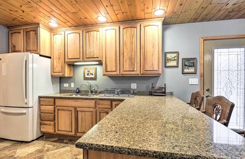 Crandon Cabina | Crandon Cabin Getaway w/ Boat Dock & Deck!