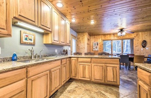 Crandon Cabina | Crandon Cabin Getaway w/ Boat Dock & Deck!
