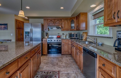 Town of Jerusalem Casa | Crane Cove: Keuka Lake home with private beach, close to marina