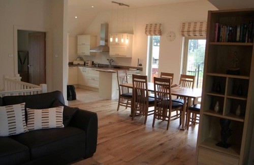 Kenmore Cabaña | Mains of Taymouth, Kenmore ~ 4 * Crannog Lodge - capacidad para 6 personas en 3 habitaciones