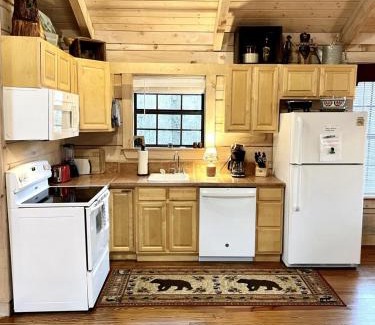 Tellico Plains Casa | Crazy Bear - Motorcycle Friendly Home with Hot Tub and Grill