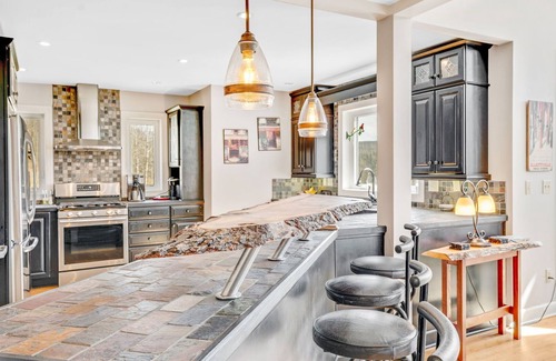 Great Valley Chalet De Esquí | Crazy spacious hillside ski chalet! WOW-views and expansive wraparound deck!