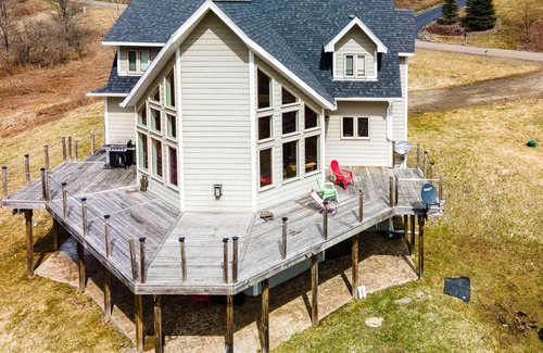 Great Valley Chalet De Esquí | Crazy spacious hillside ski chalet! WOW-views and expansive wraparound deck!