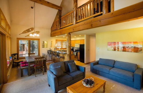 Mazama Cabina | Crazy Squirrels Cabin - 1st floor with one bedroom