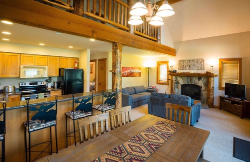 Mazama Cabina | Crazy Squirrels Cabin - 1st floor with one bedroom