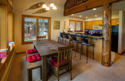 Mazama Cabina | Crazy Squirrels Cabin - 1st floor with one bedroom