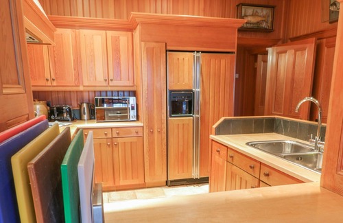 Ballater Cabaña | CREAG BHALG - MAR LODGE ESTATE, with open fire in Braemar