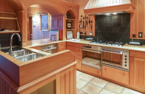 Ballater Cabaña | CREAG BHALG - MAR LODGE ESTATE, with open fire in Braemar