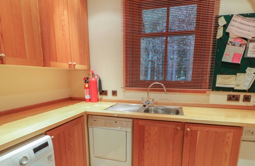 Ballater Cabaña | CREAG BHALG - MAR LODGE ESTATE, with open fire in Braemar
