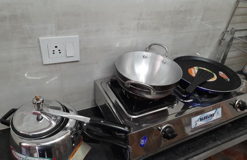 Lajpat Nagar Apartamento | Cream location luxury stay in posh lajpat nagar with attached kitchen and washroom,complete private apartment with full privacy and private entrance, cal 92121, 74700