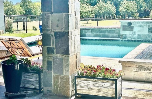 Waxahachie Casa | Create amazing memories in contemporary 2024 Lake Retreat with Pool & Hot Tub.