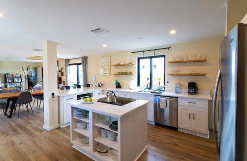 Johnson City Casa | Creator Cabin - Retreat for 8