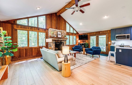 Pocono Pines Cabaña | Creek Access & Deck: Family Pocono Pines Cottage