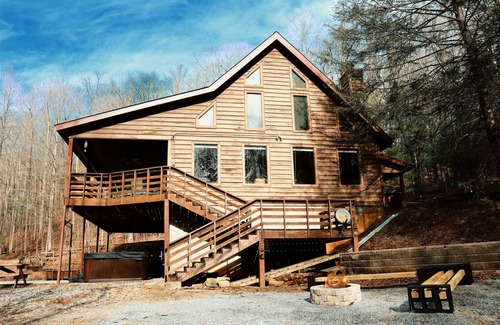 Dahlonega Cabina | Creek Cabin Retreat w/ Hot-Tub