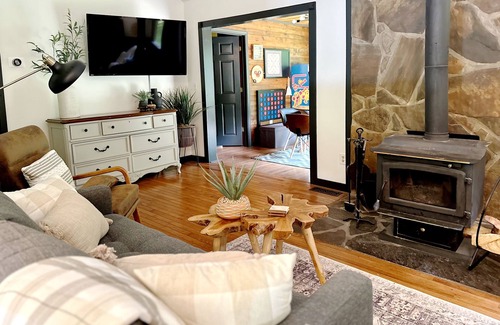 Ellijay Cabina | Creek front cabin on 3+ acres with private mini waterfalls, fire pit & game nook
