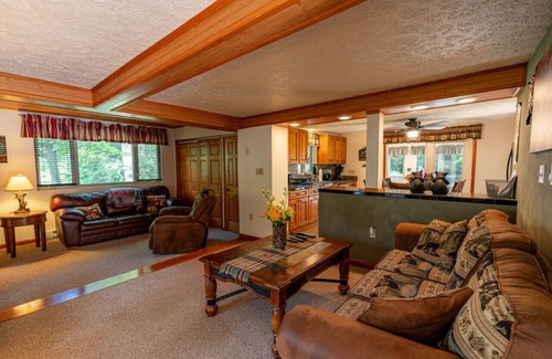 Confluence Cabaña | Creek Haven · Stunning Creekside Cottage w/ Hot Tub Minutes to Yough Lake, Ohiopyle