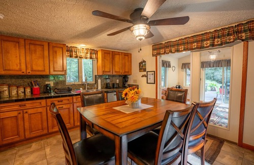 Confluence Cabaña | Creek Haven · Stunning Creekside Cottage w/ Hot Tub Minutes to Yough Lake, Ohiopyle