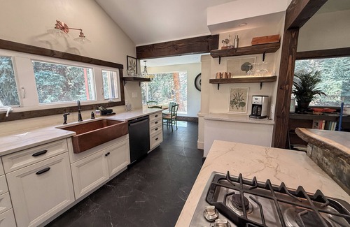 Kerr Gulch Cabina | Creek Retreat- Hot Tub with Views