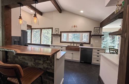 Kerr Gulch Cabina | Creek Retreat- Hot Tub with Views